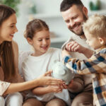 famille heureuse mère père et enfants qui parle d'argent à la maison