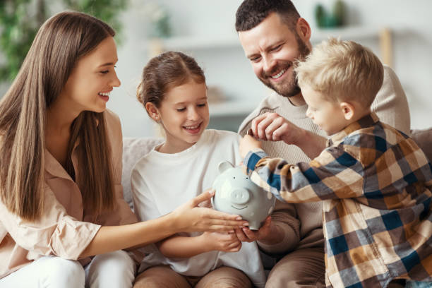 famille heureuse mère père et enfants qui parle d'argent à la maison