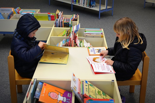 Deux enfants qui lisent des livres à la bibilothèque